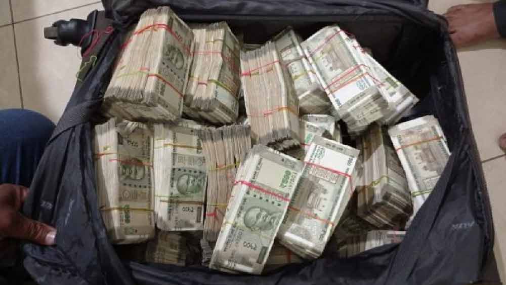 ১৭ কোটি নগদ টাকা উদ্ধার করা হয় পীযূষের কনৌজের কারখানা থেকে।