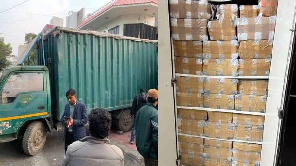 স্থানীয়রা দাবি করেন, পুরনো একটা স্কুটারে করে ঘোরাফেরা করতেন পীযূষ। দু’টি গাড়ি থাকলেও তা বার করতেন কালেভদ্রে। সচরাচর কোনও অনুষ্ঠানে যেতেন না তিনি। গেলেও পরনে থাকত পাজামা আর ফতুয়া।