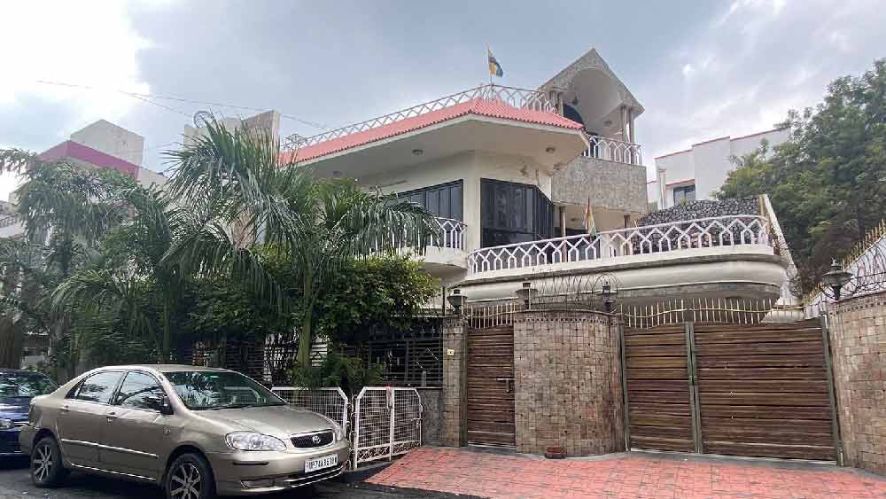 পীযূষের বাড়ি থেকে এত টাকা উদ্ধার করার খবর পেয়ে অবাক হয়েছিলেন প্রতিবেশীরা। কেউ ঘুণাক্ষরেও টের পাননি যে, তাঁর বাড়িতে এত টাকা লুকনো আছে।