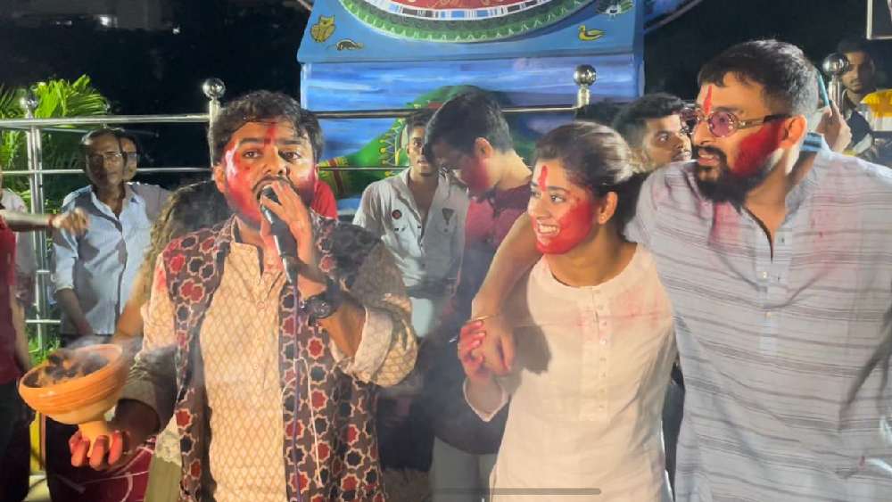 ছবির মুক্তি উপলক্ষে মঙ্গলবার সিঁদুর খেলেছে টিম ‘কলকাতা চলন্তিকা’।