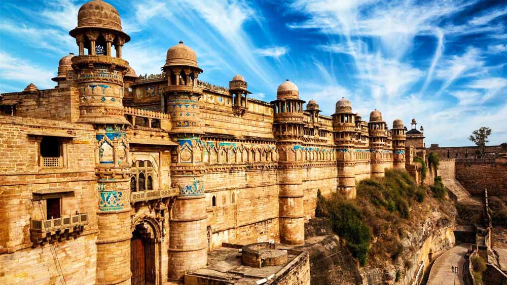 মধ্যপ্রদেশের যে জায়গায় শ্যুটিং করা হয়েছে তার আসল নাম বা ঠিকানা ছবিতে উল্লেখ করা থাকলে অতিরিক্ত ৫০ লক্ষ টাকা দেওয়ার ব্যবস্থাও রয়েছে। উদ্দেশ্য, একটি বড় প্ল্যাটফর্মে মধ্যপ্রদেশকে পর্যটন কেন্দ্র হিসাবে তুলে ধরা। স্থানীয়দের অভিনয়ের কাজের সঙ্গে যুক্ত করলে অতিরিক্ত ভর্তুকি মেলে।