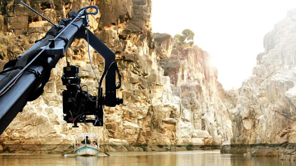 মুম্বইয়ের বিভিন্ন প্রযোজনা সংস্থার সঙ্গে এই নিয়ে কথাও বলেছেন তিনি। অতিমারি চলাকালীন মুম্বই ছাড়া মধ্যপ্রদেশেও সমস্ত কোভিডবিধি মেনে শ্যুটিং করার অনুমতি দেওয়া হয়েছিল।