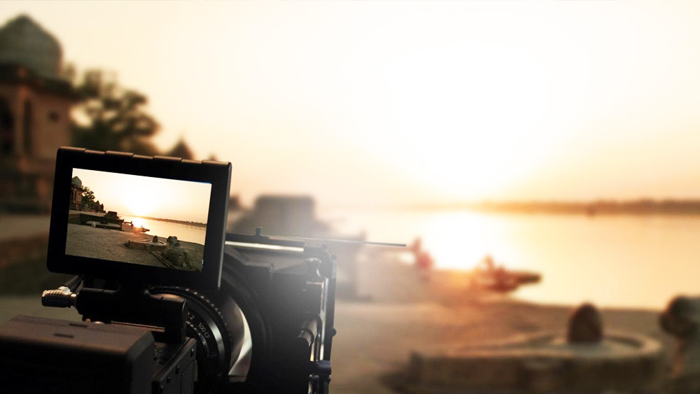 লাইন প্রোডিউসার জায়েদ আলি জানিয়েছেন, মধ্যপ্রদেশে তিনি যত বার ছবির কাজে এসেছেন, ফিল্মের সেটে অভিনেতাদের সঙ্গে দেখা করার জন্য সে রকম ভিড় দেখেননি।