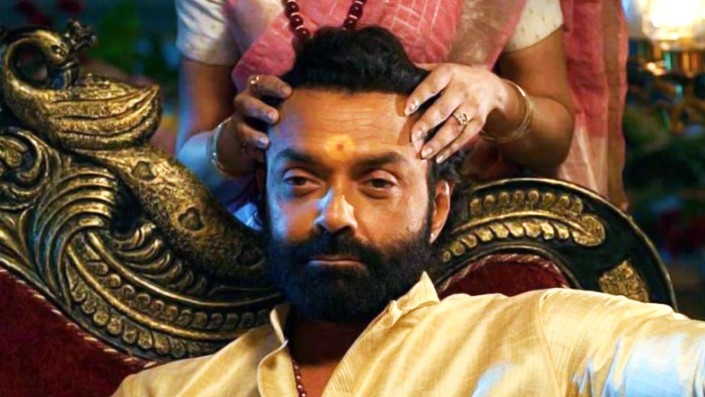 ‘আশ্রম ৩’ ওয়েব সিরিজের শ্যুটিং চলাকালীন বজরং দলের সদস্যরা অভিযোগ করেছিলেন, এই সিরিজে হিন্দু ধর্ম নিয়ে ভুল চিত্রায়ণ করা হয়েছে। সেটে কলাকুশলীদের হেনস্থা করলে ঘটনাস্থলে সঙ্গে সঙ্গেই পুলিশ আসে এবং পরিস্থিতি নিয়ন্ত্রণে নিয়ে আসে।