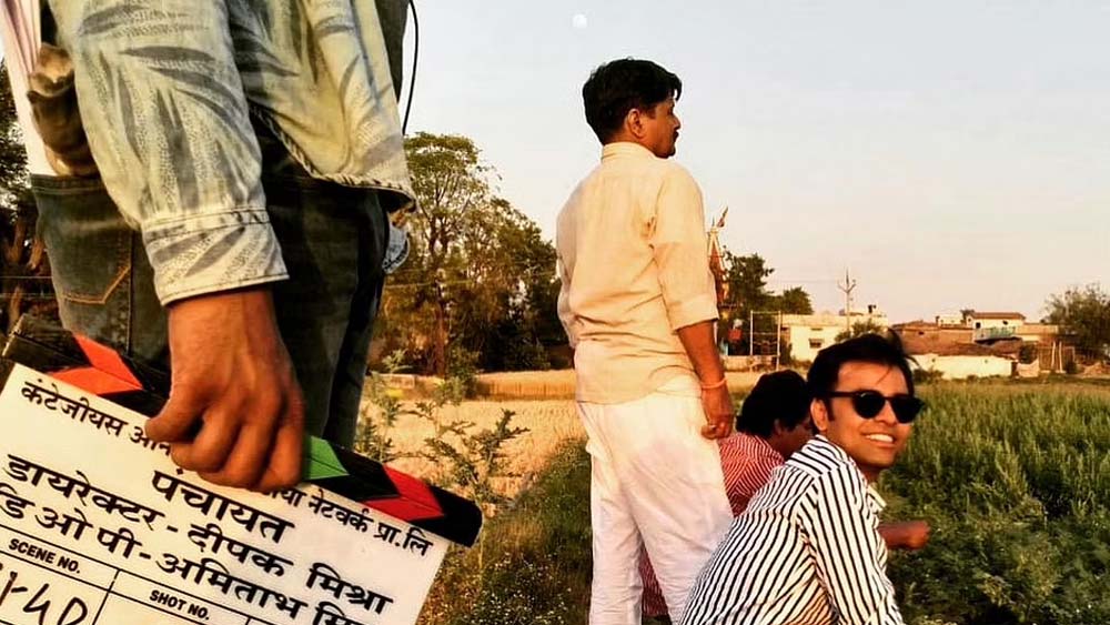 প্রযোজক ও পরিচালক বিক্রম শর্মা এই প্রসঙ্গে মন্তব্য করেছেন, শুধু অভিনেতা এবং ছবির কলাকুশলীরাই নন, স্থানীয়রাও কাজে সহযোগিতা করেন। তাঁরা সকলেই খুব সরল এবং মাটির মানুষ। তাঁরা ঘণ্টার পর ঘণ্টা অপেক্ষা করান না। মধ্যপ্রদেশের পরিবেশ কাজ করার জন্য সামগ্রিক ভাবেই বেশ ভাল।