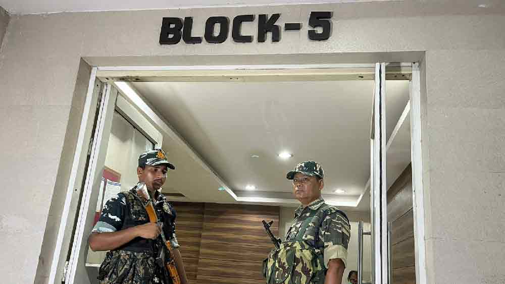 বুধবার বেলা ১২টার কিছু ক্ষণ আগে অর্পিতার বেলঘরিয়ায় ফ্ল্যাটে পৌঁছন ইডির আধিকারিকরা। রথতলা এলাকার ওই অভিজাত আবাসনে অভিযান চালানোর সময় সঙ্গে ছিলেন কেন্দ্রীয় বাহিনীর জওয়ানরাও। কিন্তু সেই ফ্ল্যাটের দরজা বন্ধ থাকায় ঢুকতে পারেননি তদন্তকারীরা। চাবির খোঁজ করতে শুরু করেন তাঁরা।