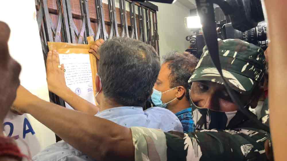 ইতিমধ্যে বেলঘরিয়ায় অর্পিতার ফ্ল্যাট খোলার জন্য চাবিওয়ালাকে ডেকে আনা হয়। কাজের কাজ হয়নি। শেষ পর্যন্ত ওই ফ্ল্যাটে ইডি আধিকারিকরা ঢোকেন তালা ভেঙে। কিন্তু বিশেষ কিছু না পাওয়া যাওয়ায় সেই ফ্ল্যাটটিকে ‘সিল’ করে দেন আধিকারিকরা।