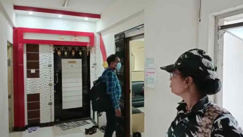 হানা দেওয়া হয় ওই আবাসনে থাকা অর্পিতার দ্বিতীয় ফ্ল্যাটে। ভিতরে ঢুকে তল্লাশি অভিযান শুরু করেন আধিকারিকরা।