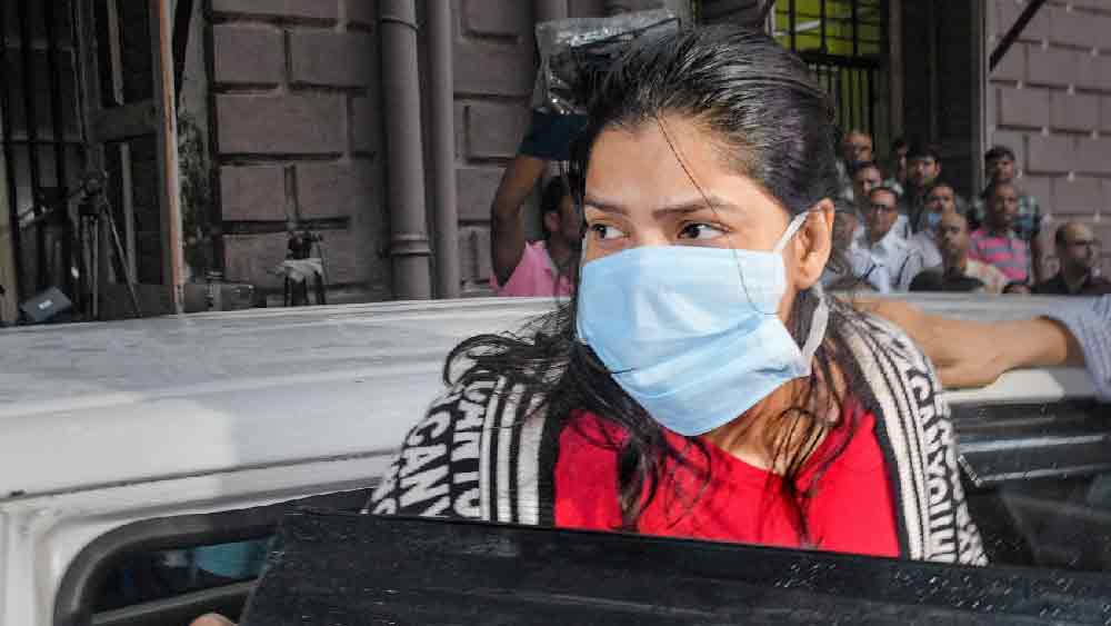 দ্বিতীয় ফ্ল্যাটে ঢোকার কিছু ক্ষণ পরই ইডি আধিকারিকদের আরও একটি দল চলে আসে বেলঘরিয়ায়। আবাসন চত্বরে বাড়তে থাকে কেন্দ্রীয় বাহিনীর সংখ্যাও। গ্রেফতার হওয়ার ৭২ ঘণ্টা আগেও অর্পিতা এই ফ্ল্যাটে এসেছিলেন বলে দাবি করেন আবাসনের অন্য আবাসিকরা।