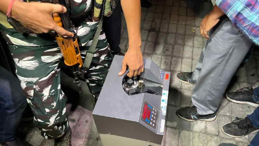 এর পর সন্ধ্যা সওয়া ৬টা নাগাদ ইডি আধিকারিকরা অর্পিতার বেলঘরিয়ার আবাসনে ব্যাঙ্ক থেকে টাকা গোনার মেশিন চেয়ে পাঠানোতেই তৈরি হয়েছে জল্পনা। ব্যাঙ্ককর্মীদের একটি দল নোট গোনার মেশিন নিয়ে পৌঁছন সেই ফ্ল্যাটে।