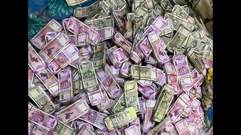 ওই অভিজাত আবাসন থেকে আবারও টাকার খোঁজ পান তদন্তকারী আধিকারিকরা। সন্ধ্যা ৬টা থেকে শুরু হয় নোট গোনা।