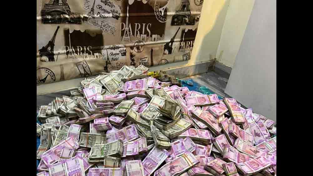 চারটি নোট গোনার যন্ত্র দিয়ে প্রথম রাউন্ড শেষে ২০ কোটি টাকা গোনা শেষ করেন ব্যাঙ্ককর্মীরা। উদ্ধার হয় প্রচুর সোনার বাট ও গয়নাও। টাকা গোনা শেষ হতে রাত কাবার হয়ে যাবে বলেও মনে করা হয়। পাশাপাশি, ওই ফ্ল্যাট থেকে বেশ কিছু দলিল পাওয়া গিয়েছে বলেও ইডি সূত্রে খবর।