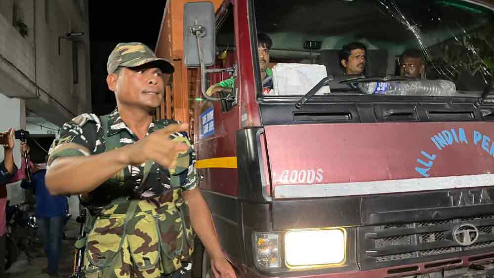 ট্রাক আসার কিছু পর অর্পিতার ফ্ল্যাটে স্টেট ব্যাঙ্ক অব ইন্ডিয়ার আরও দু’জন কর্মী আসেন। ইডি দাবি করে, অর্পিতার বাড়িতে আরও নগদ অর্থ রয়েছে। আর তা গোনার জন্যই আরও দু’জন ব্যাঙ্ককর্মীকে ডেকে আনা হয়েছে বলেও জল্পনা শুরু হয়।