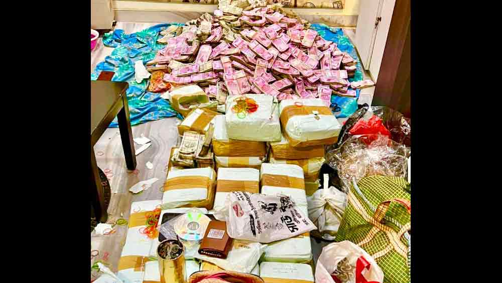 ইডি সূত্রে জানা যায়, শুধু ওয়াড্রোব থেকে নয় টাকা উদ্ধার হয়েছে ওই ফ্ল্যাটের শৌচাগার থেকেও। সেখানে ব্যাগে, প্লাস্টিকের প্যাকেটে ভরে রাখা ছিল ওই টাকা। একই সঙ্গে জানা গিয়েছে, ওই ফ্ল্যাট থেকে যা সোনা উদ্ধার হয়েছে, তাতে গয়নার থেকে বাট বেশি।