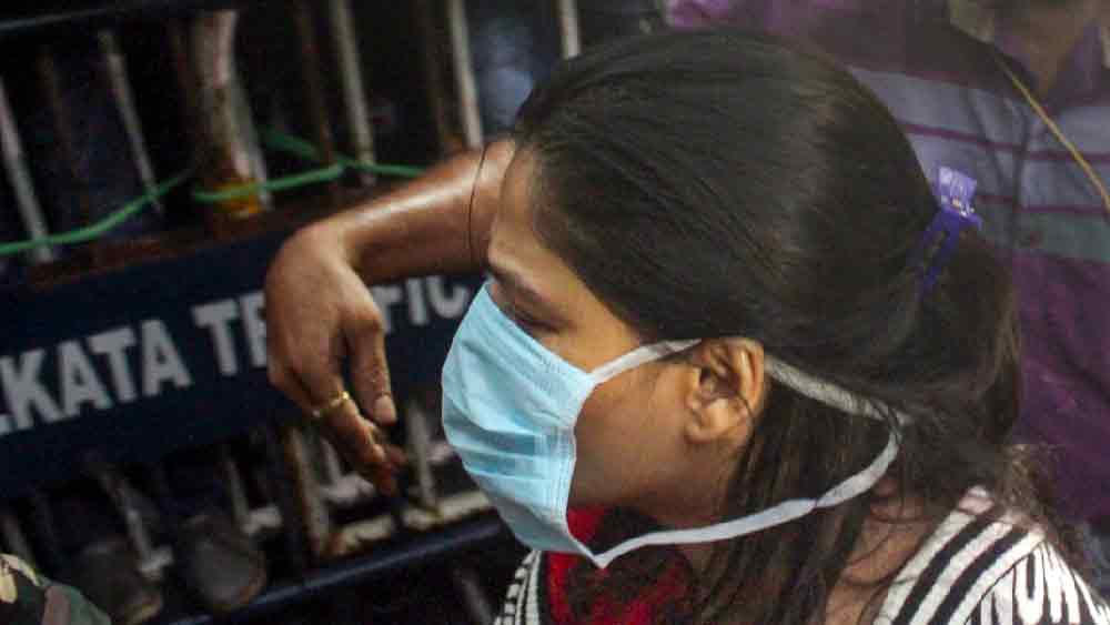 অবশেষে বৃহস্পতিবার ভোর ৪টে নাগাদ নোট গণনা শেষ হয়। প্রায় ১০ ঘণ্টা ধরে বেলঘরিয়ায় অর্পিতা মুখোপাধ্যায়ের ফ্ল্যাটে চলে উদ্ধার হওয়া টাকা গোনার কাজ। তবে তখন রাজ্যবাসীর মনে উঁকিঝুঁকি মারছিল একটাই প্রশ্ন। শেষ পর্যন্ত কত টাকা উদ্ধার হল ওই ফ্ল্যাট থেকে?