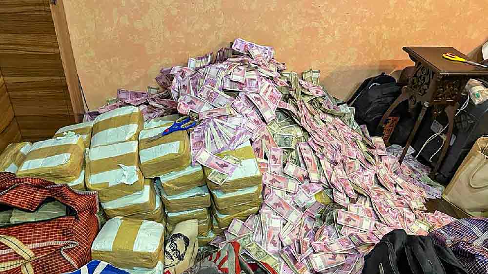 ইডির একটি সূত্র জানায়, উদ্ধার হওয়া টাকার পরিমাণ অর্পিতার টালিগঞ্জের ফ্ল্যাট থেকে উদ্ধার হওয়া ২২ কোটিকেও ছাপিয়ে গিয়েছে। ইডি-র কোনও কোনও সূত্র জানায়, বেলঘরিয়ায় উদ্ধার হওয়া টাকার পরিমাণ ২৫ থেকে ২৯ কোটির মধ্যে।