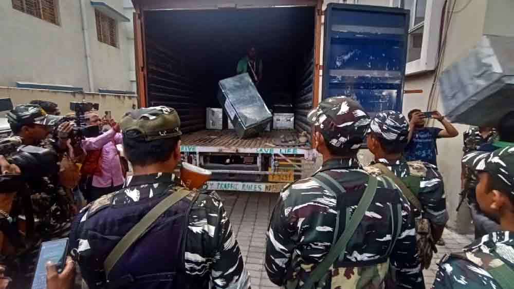 তবে প্রত্যক্ষদর্শী আবাসন কমিটির সম্পাদক অঙ্কিতের মতে, উদ্ধার হওয়া নগদ টাকার পরিমাণ ২৭.৯০ কোটি। পরে ইডি সূত্রে জানা যায়, উদ্ধার হওয়া টাকার পরিমাণ ২৭.৯০ কোটিই। ৪.৩১ কোটি টাকার সোনা (বাট বেশি, গয়না কম) উদ্ধার হয়। সব মিলিয়ে প্রায় ৩২ কোটির সম্পত্তি। তবে, এ ক্ষেত্রেও বৃহস্পতিবার ভোর পর্যন্ত ইডির তরফে কোনও আনুষ্ঠানিক বিবৃতি বা ‘সিজার লিস্ট’ দেওয়া হয়নি। তত ক্ষণে সমস্ত সংবাদমাধ্যমে ছড়িয়ে পড়েছে টাকার স্তূপের ছবি-ভিডিয়ো।