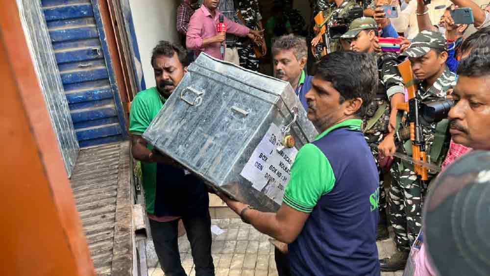 এর আগে অর্পিতার টালিগঞ্জের ফ্ল্যাট থেকে উদ্ধার হয়েছে ২১ কোটি ৯০ লক্ষ টাকা। সেই সঙ্গে বেশ কিছু বিদেশি মুদ্রা, সোনাদানা। তার মূল্যও কোটির অধিক। তার পর থেকেই ইডির তদন্তকারীদের নজর ছিল অর্পিতার বেলঘরিয়ার ক্লাব টাউন হাইটসের ফ্ল্যাটের দিকে।
