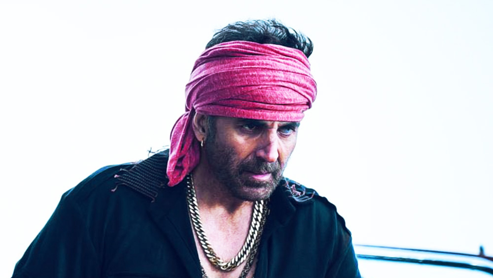 নিজেকে কঠোর নিয়মের মধ্যে বেঁধে ফেলা ‘ফিটনেস ফ্রিক’ অভিনেতা অক্ষয় কুমার উপার্জনের শীর্ষে থাকা অভিনেতাদের মধ্যে এক জন। তিন দশক ধরে বড়পর্দায় একের পর এক হিট ছবি উপহার দিয়ে গিয়েছেন রাজীব হরি ওম ভাটিয়া ওরফে অক্ষয়। 