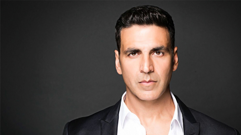 ১৯৯১ সালে ‘সৌগন্ধ’ ছবির মাধ্যমে বলিউডে প্রথম পা রাখেন তিনি। তার পর অক্ষয়ের কেরিয়ারের রেখচিত্র ক্রমশ উপরের দিকে উঠতে থাকে। বলিউড জগতের সঙ্গে কোনও রকম যোগসূ্ত্র না থাকলেও নিজের অভিনয় দক্ষতার মাধ্যমে খান-কপূরদের এখনও টেক্কা দিয়ে যাচ্ছেন তিনি।