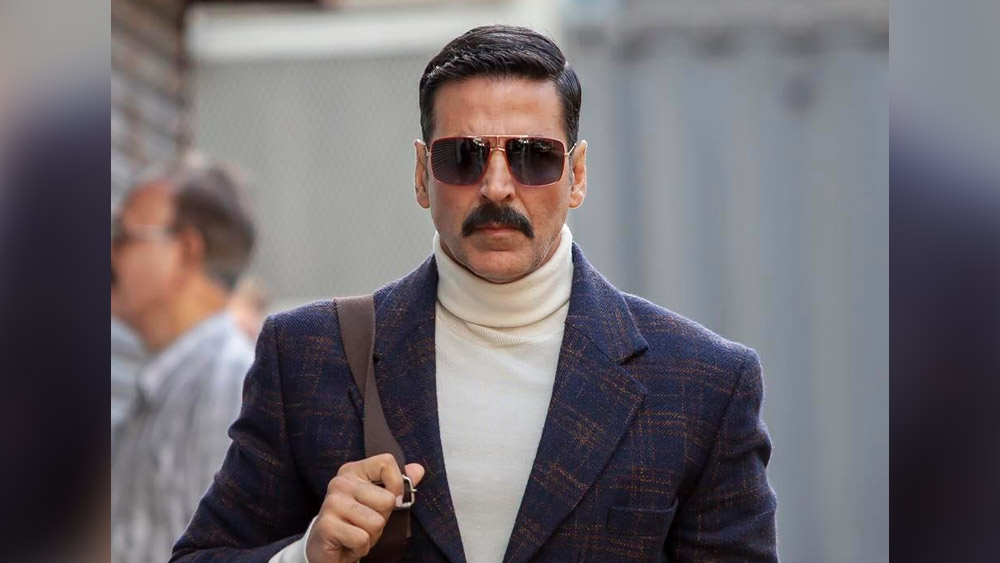 ফোর্বসের তথ্য অনুযায়ী, ২০১৫ এবং ২০১৯ সালে বিশ্বের বিত্তশালী ব্যক্তিদের মধ্যে উপার্জনের নিরিখে তিনি ৫২তম স্থানে ছিলেন। চার কোটি ৮৫ লক্ষ ডলার (ভারতীয় মুদ্রায় ৩৮৭ কোটি ৫৮ লক্ষ টাকার কাছাকাছি) মূল্যের সম্পত্তির অধিকারী ছিলেন অক্ষয়। 