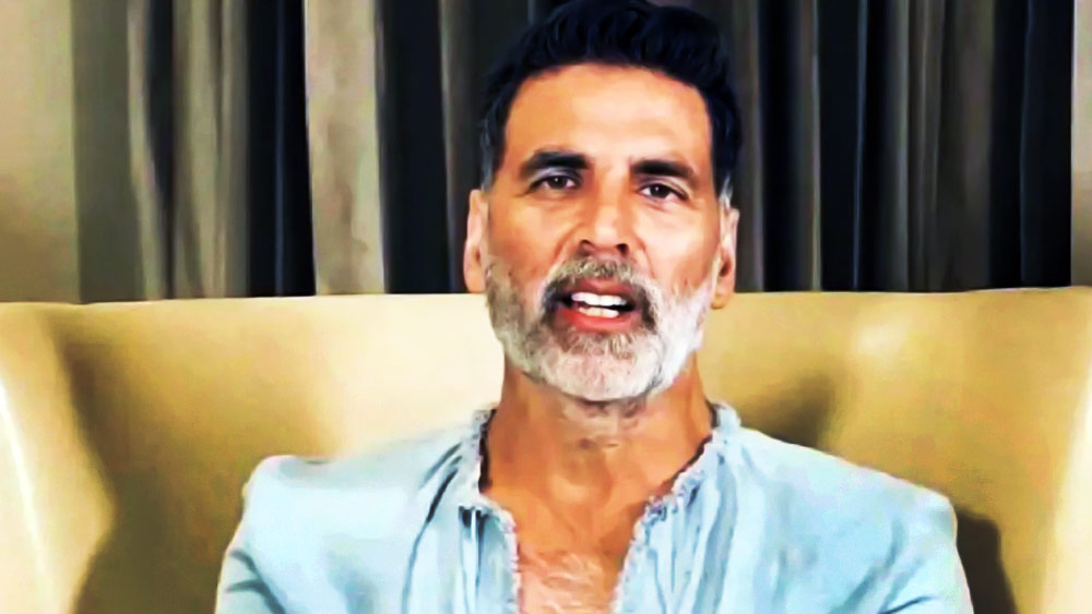 সংবাদ সংস্থার খবর অনুযায়ী, ছবি প্রতি আনুমানিক ৭০ কোটি টাকা থেকে ১১৫ কোটি টাকা পর্যন্ত পারিশ্রমিক নেন অভিনেতা। বিজ্ঞাপনেও কাজ করতে দেখা যায় অক্ষয়কে। বিজ্ঞাপন পিছু দুই থেকে তিন কোটি টাকা ধার্য করেন তিনি।