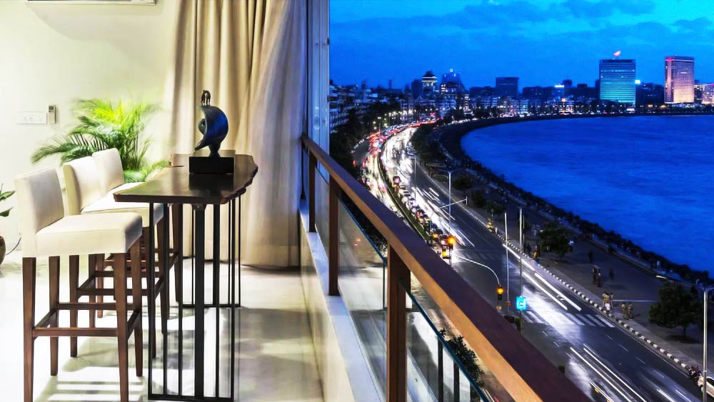 তাঁর বাড়ি থেকে আরব সাগরের অপূর্ব দৃশ্য দেখা যায়। তথ্য অনুযায়ী, এই বাংলোর মূল্য আনুমানিক ৮০ কোটি টাকা।