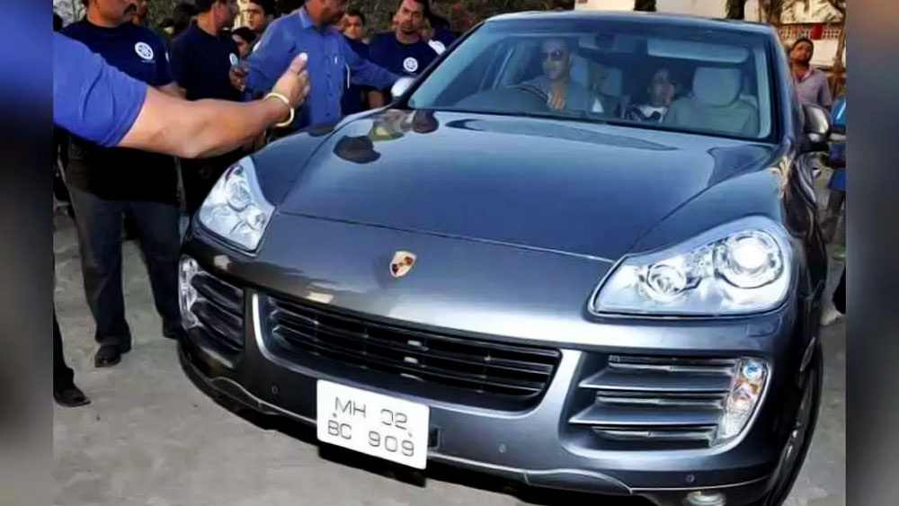 অক্ষয়ের কাছে বেন্টলি কন্টিনেন্টাল জিটি রয়েছে যার মূল্য তিন কোটি ৫৭ লক্ষ টাকা। তাঁর কাছে পোর্সে গাড়ির যে মডেলটি রয়েছে তার মূল্য এক কোটি ২০ লক্ষ টাকা। এ ছাড়াও আড়াই কোটি টাকা মূল্যের একটি রেঞ্জ রোভার গাড়ি কিনেছেন তিনি।