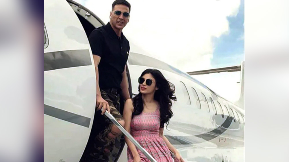 কোটি টাকা মূল্যের গাড়ি ছাড়া অক্ষয় আকাশপথে যাতায়াতের জন্য একটি প্রাইভেট জেটও কিনেছেন। ভারতীয় মুদ্রায় এই বিমানের মূল্য আনুমানিক ২৬০ কোটি টাকা।