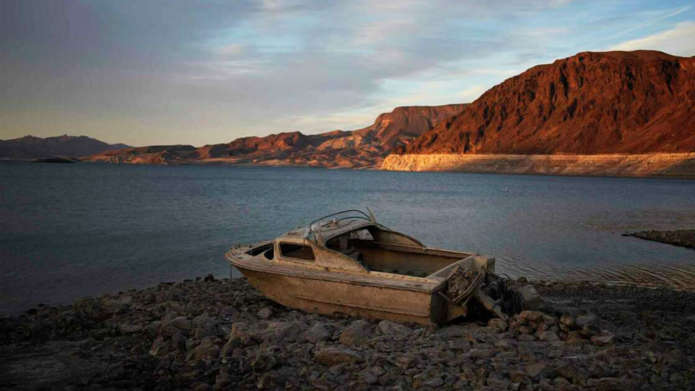 ব্যাপক খরার মুখে পড়েছে আমেরিকার পশ্চিমাঞ্চল। সেই কারণে মিড লেকের জল শুকিয়ে যাচ্ছে। আর হ্রদের জলস্তর কমে যেতেই উদ্ধার হচ্ছে একের পর এক  মৃতদেহ।
