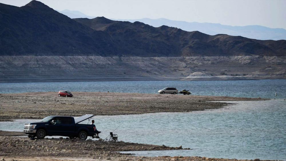 নেভাদা এবং অ্যারিজোনার মধ্যে হুভার বাঁধ তৈরির ফলে আমেরিকার এই হ্রদটি তৈরি হয়। এই এলাকাকে ঘিরে একটি ছোট পর্যটন কেন্দ্রও গড়ে উঠেছে।