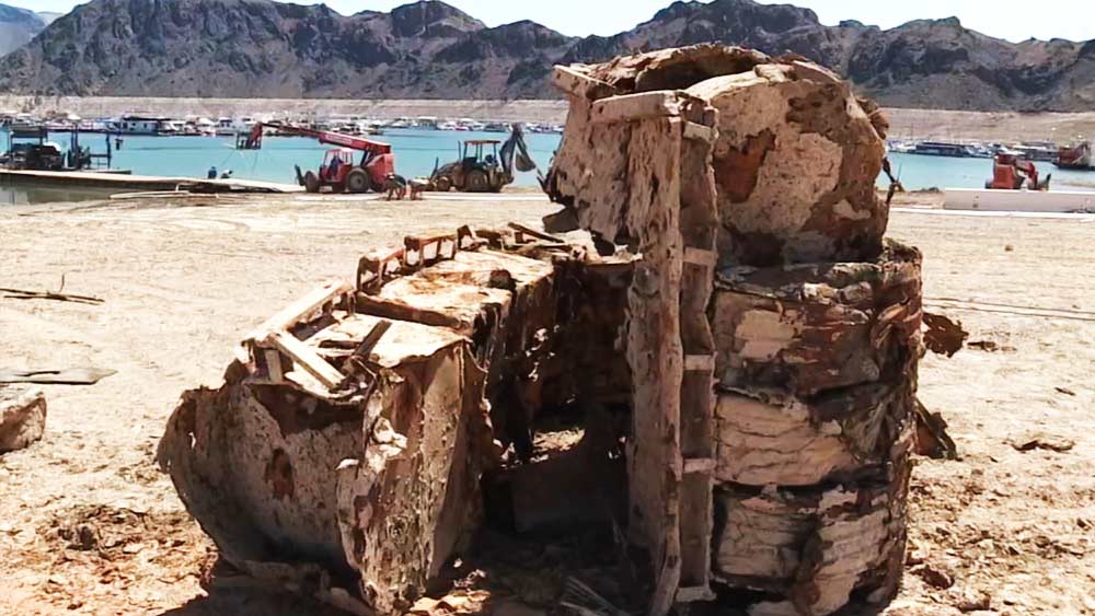 এর কিছু দিন পর দু’জন মহিলা এই লেকে বোটিং করার সময় তাঁদের বোট হঠাৎই কোনও কিছুতে লেগে আটকে যায়। ওই মহিলারা দেখেন তাঁদের বোট কয়েকটি মানব হাড়ে আটকে গিয়েছে। এর পর সেখানে খোঁজাখুঁজি করতেই বেরিয়ে আসে একটি মানব কঙ্কাল।