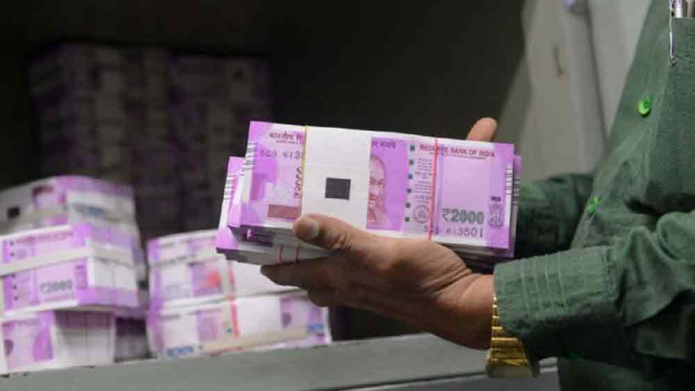 দেশের বিভিন্ন ব্যাঙ্কে বেওয়ারিশ টাকার পরিমাণ বেড়েই চলেছে। পাহাড়প্রমাণ সেই বেওয়ারিশ টাকার দাবিদার খুঁজতে এ বার অভিযান চালানোর সিদ্ধান্ত নিল আরবিআই।