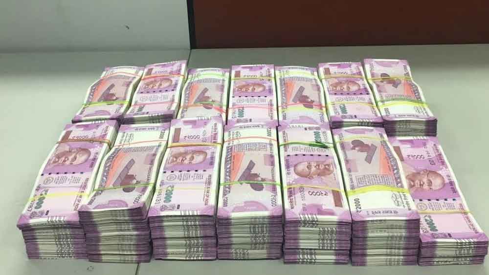 কেন বাড়ছে বেওয়ারিশ টাকার পরিমাণ? আরবিআই জানিয়েছে, এর অনেকগুলি কারণ রয়েছে। যেমন, কোনও অ্যাকাউন্ট হোল্ডারের মৃত্যু হওয়া, পরিবারের লোকেদের ওই ব্যক্তির অ্যাকাউন্ট সম্পর্কে অবহিত না হওয়া, ভুল ঠিকানা বা অ্যাকাউন্টে কোনও নমিনি থাকা ইত্যাদি।