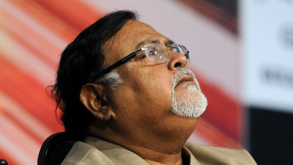 বুধবার দুপুর থেকে বৃহস্পতিবার ভোর— ইডির দাবি, ১৯ ঘণ্টার অভিযানে ‘পার্থ-ঘনিষ্ঠ’ অর্পিতা মুখোপাধ্যায়ের বেলঘরিয়ার বাড়ি থেকে নগদ ২৭ কোটি ৯০ লক্ষ টাকা উদ্ধার হয়েছে। এর আগে শুক্রবার অর্পিতার টালিগঞ্জের ফ্ল্যাট থেকে ২১ কোটি ৯০ লক্ষ টাকা উদ্ধার হয়েছে বলে দাবি করে ইডি। অর্থাৎ সব মিলিয়ে ৪৯.৮ কোটি টাকা। প্রশ্ন উঠেছে এত টাকা আসলে কার? যদিও তাঁর বাড়ি থেকে এই টাকা উদ্ধার হলেও অর্পিতার দাবি, যে টাকা পাওয়া গিয়েছে, তা সবই পার্থের। তবে এখনও কোনও কথাই খোলসা করে জানায়নি ইডি।