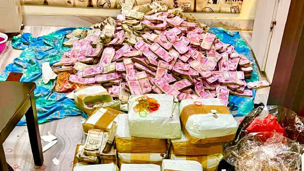 অর্পিতা নাকি জানিয়েছেন যে, পার্থের কর্মীরা এসে সেখানে টাকা রেখে দিতেন। শুধু তাই-ই নয়, যেখানে এই টাকা রাখা হত, সেই ঘরে প্রবেশ করার এক্তিয়ার তাঁর ছিল না।