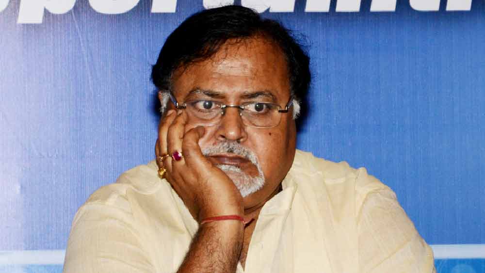 এই অভিযোগ আনার পরেই তৈরি হয়েছে জল্পনা। প্রশ্ন উঠছে, এই টাকা কি সত্যিই রাজ্যের প্রাক্তন শিক্ষামন্ত্রী পার্থের? তবে ২০২১-এর বিধানসভা নির্বাচনের সময় পার্থ নির্বাচন কমিশনের কাছে যে হলফনামা জমা দিয়েছিলেন তার হিসাব কিন্তু অন্য কথা বলছে।