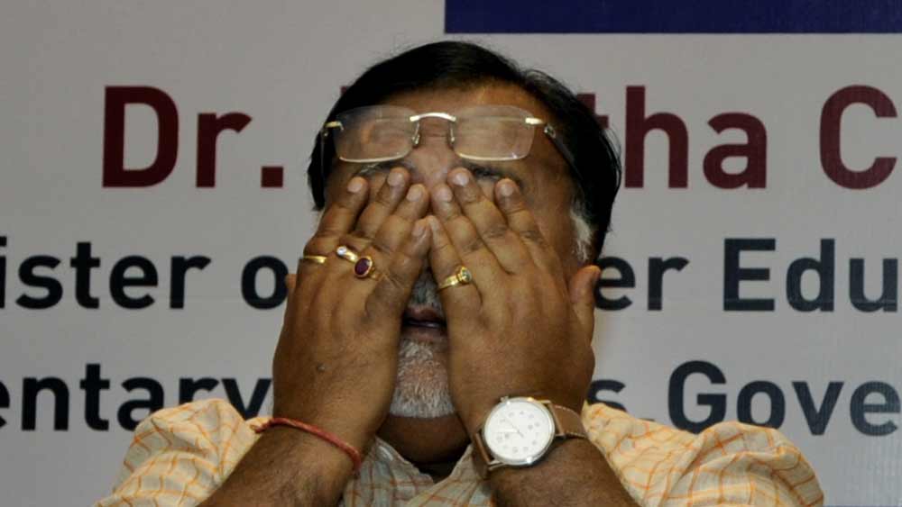 নিজের নামে ২৫ লক্ষ টাকার একটি জীবনবিমা করা রয়েছে বলেও পার্থ হলফনামায় জানিয়েছিলেন। জীবনবিমা, ব্যাঙ্কের আমানত মিলিয়ে তাঁর সঞ্চিত অর্থ ৯০ লাখ ৯৪ হাজার ৮৬৩ টাকা!