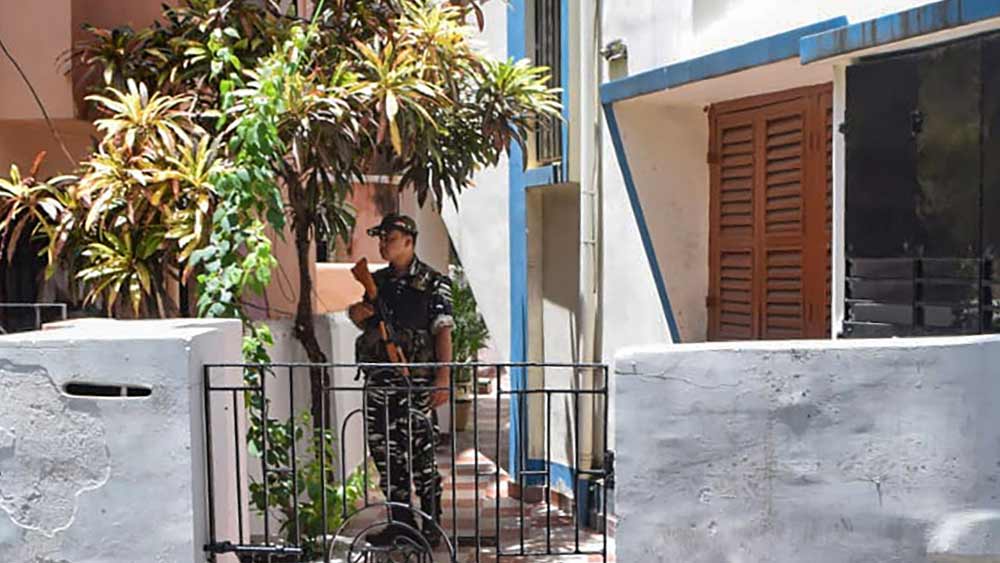 পার্থ জানিয়েছিলেন, পারিবারিক সূত্রে তাঁর একটি বাড়ি রয়েছে। সেই বাড়ি নাকতলায়। নাম ‘বিজয়কেতন’। ঘটনাচক্রে, গত শনিবার ওই বাড়ি থেকেই ইডির হাতে গ্রেফতার হন পার্থ।