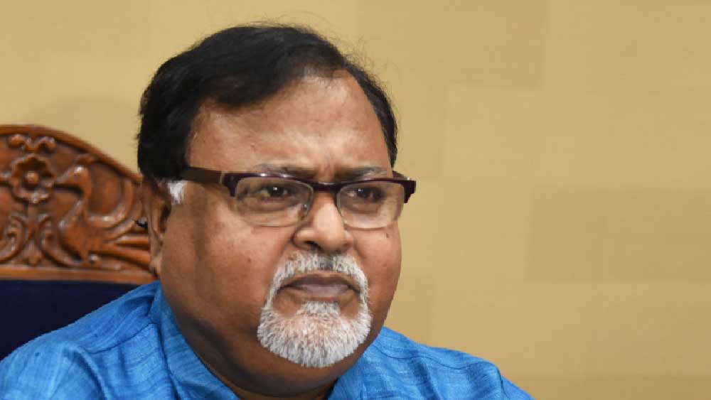 দেড় কাঠা জমির উপর ওই বাড়িটি পার্থ তাঁর বাবার কাছ থেকে পেয়েছিলেন বলে হলফনামায় জানান। ওই বাড়ি তৈরি হয়েছিল ১৯৮৯ সালে। বাড়িটি তৈরি করতে খরচ হয়েছিল ৬ লক্ষ টাকা। যদিও ২০২১ সালের দাম অনুযায়ী, সেই বাড়ির দাম ২৫ লক্ষ টাকা। হলফনামা সে কথাই বলছে।