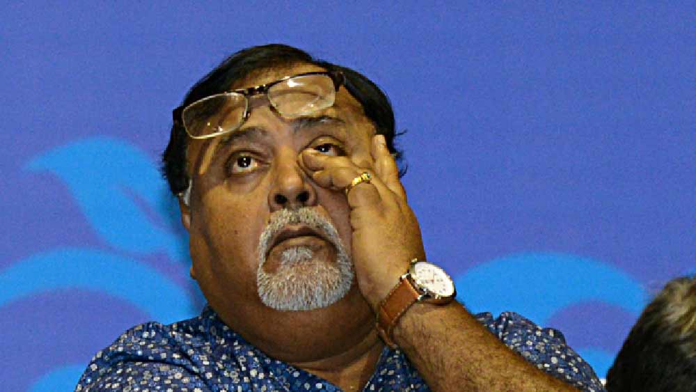 সোনা-হিরে-প্ল্যাটিনামের কোনও মূল্যবান গয়না তাঁর কাছে নেই বলেও হলফনামায় দাবি করেছিলেন পার্থ।