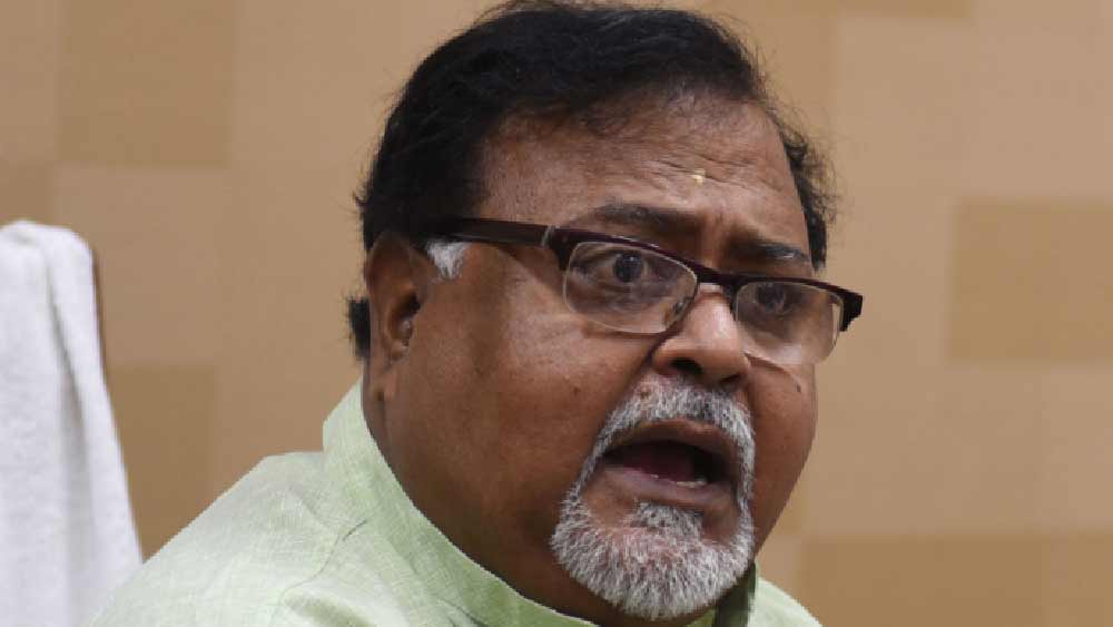 এ ছাড়া পার্থের জমা দেওয়া হলফনামা বলছে, তাঁর নামে কোথাও কোনও ঋণ নেই। পাশাপাশি তিনি এ-ও জানিয়েছিলেন, ২০১৯- ২০ অর্থবর্ষে তাঁর মোট উপার্জন ছিল ৫ লক্ষ ৩৯ হাজার ৭২০ টাকা।