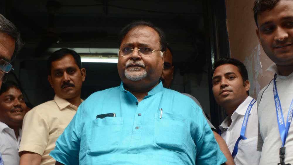 পার্থের হলফনামা অনুযায়ী, পার্থের মোট অস্থাবর সম্পত্তির পরিমাণ ৯০ লক্ষ ৯৪ হাজার ৮৬৩ টাকা।