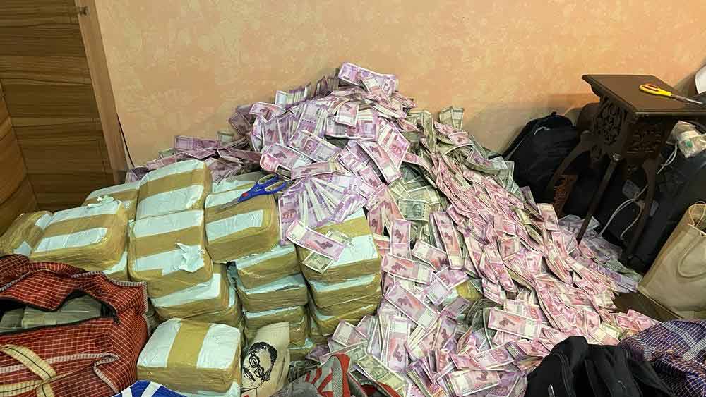 নিয়োগ দুর্নীতি মামলায় পার্থের নাম জড়ানোর পর সম্প্রতি তাঁকে গ্রেফতার করে ইডি। তাঁর বাড়ি থেকে বিশেষ কিছু উদ্ধার করা না গেলেও ইডির দাবি, ‘পার্থ-ঘনিষ্ঠ’ অর্পিতার দু’টি ফ্ল্যাট মিলিয়ে উদ্ধার হয়েছে প্রায় ৪৯.৮ কোটি।