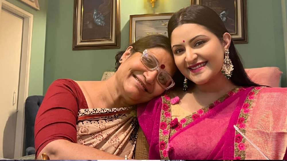 পরীকে সাধ খাওয়ালেন ‘মা’ শিল্পী সরকার অপু।