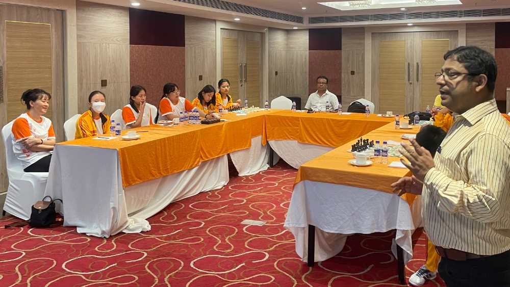 পরামর্শ দিচ্ছেন অতনু 