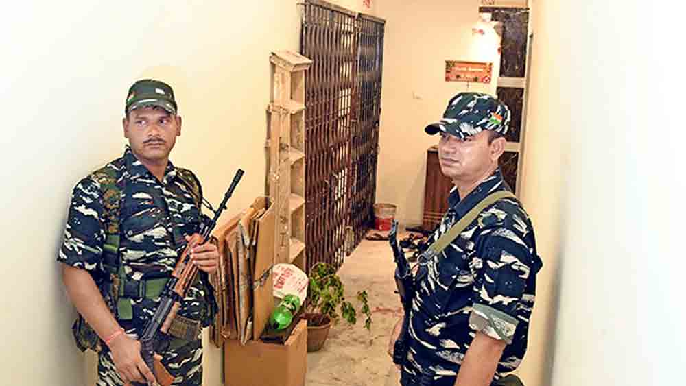 তল্লাশি: পার্থ-ঘনিষ্ঠ অর্পিতা মুখোপাধ্যায়ের চিনার পার্কের একটি ফ্ল্যাটে হানা ইডি-র আধিকারিকদের। বাইরে মোতায়েন কেন্দ্রীয় বাহিনী। 