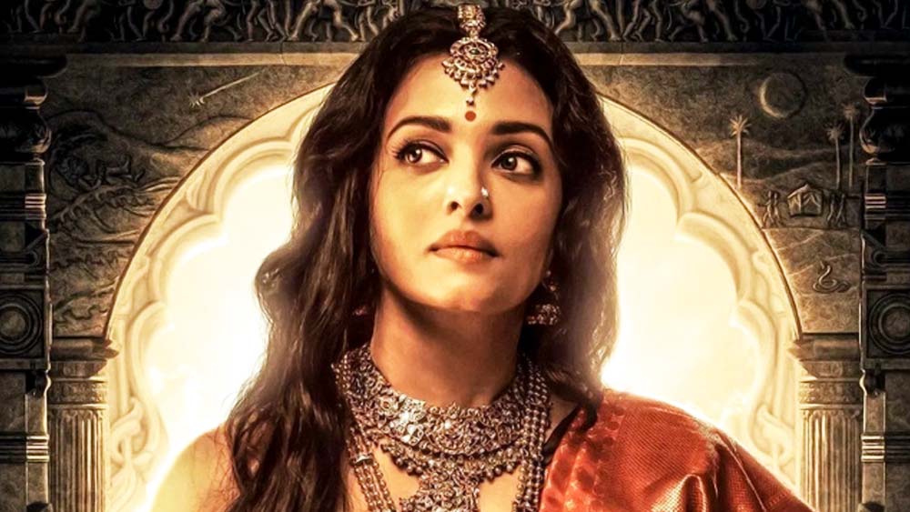 অভিনয়জগৎ থেকে বহু দিন দূরে থাকার পর আবার বড়পর্দায় ফিরছেন রাইসুন্দরী ঐশ্বর্যা। দক্ষিণী পরিচালক মণিরত্নমের ‘পন্নিইন সেলভান’ নামের একটি তামিল ছবিতে অভিনেত্রীকে রাজরানির ভূমিকায় দেখা যাবে অভিনেত্রীকে। জানা গিয়েছে, এই ছবিতে দ্বৈত চরিত্রে অভিনয় করছেন তিনি।