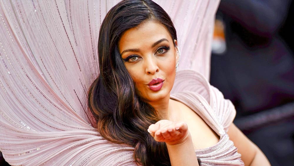 তবে, ২৫ বছর আগে ঐশ্বর্যার মুখে যতটা নির্মল ভাব ফুটে উঠেছিল, আসন্ন ছবিতে তাঁকে দেখে যেন আরও সুন্দর লাগছে। অনুরাগীদের মতে, অভিনেত্রীর যত বয়স বাড়ছে, সময়ের সঙ্গে সঙ্গে তিনি যেন ততই সুন্দরী হয়ে উঠছেন।