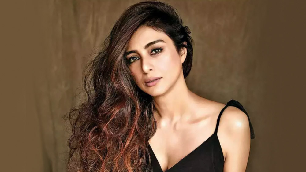 প্রেক্ষাগৃহে সম্প্রতি মুক্তি পেয়েছে কমেডি-হরর ঘরানার ছবি ‘ভুল ভুলাইয়া ২’। কার্তিক আরিয়ানের অভিনয় দক্ষতার সঙ্গে সঙ্গে দর্শকেরা অভিনেত্রী তব্বুর কামব্যাক নিয়েও যথেষ্ট উৎসাহী ছিলেন। ৫১ বছর বয়সি এই অভিনেত্রী যেন নবাগতা কিয়ারা আডবাণীকে বলে বলে টেক্কা দিয়েছেন।